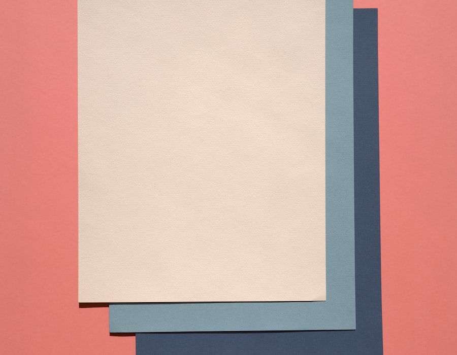 Fogli di carta e cartoncini colorati sovrapposti