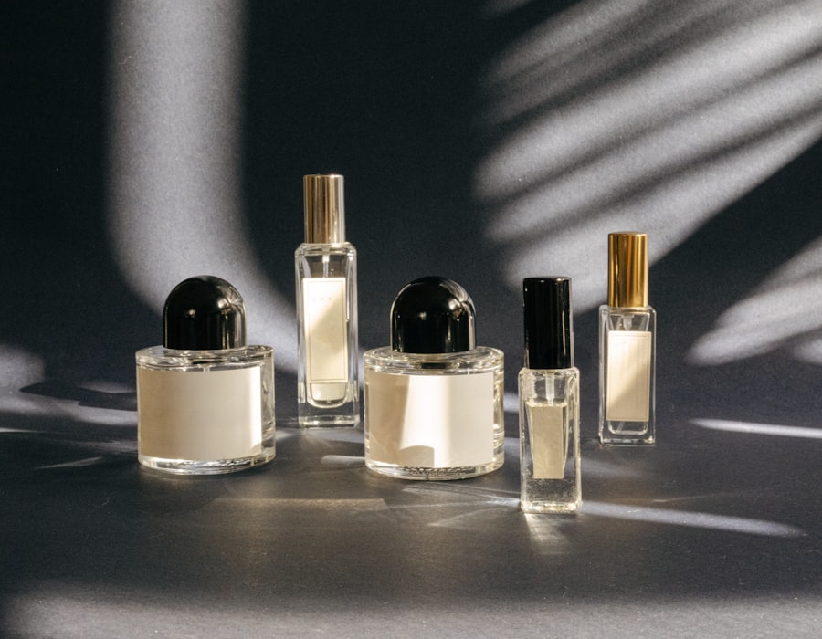 Flaconi di profumo e piccoli accessori su un piano