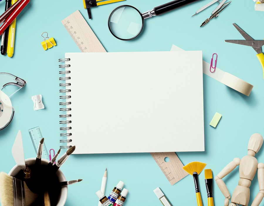 Materiale scolastico con quaderno, righello, compasso e forbici